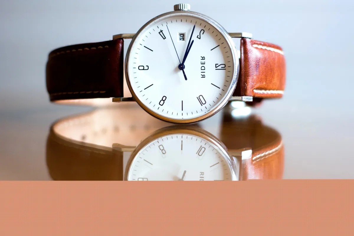 木桌反射光线的奢华腕表